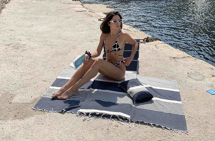 Le Petit Transat Kiara Beach Fouta Jeans Bleu, l'accessoire de détente