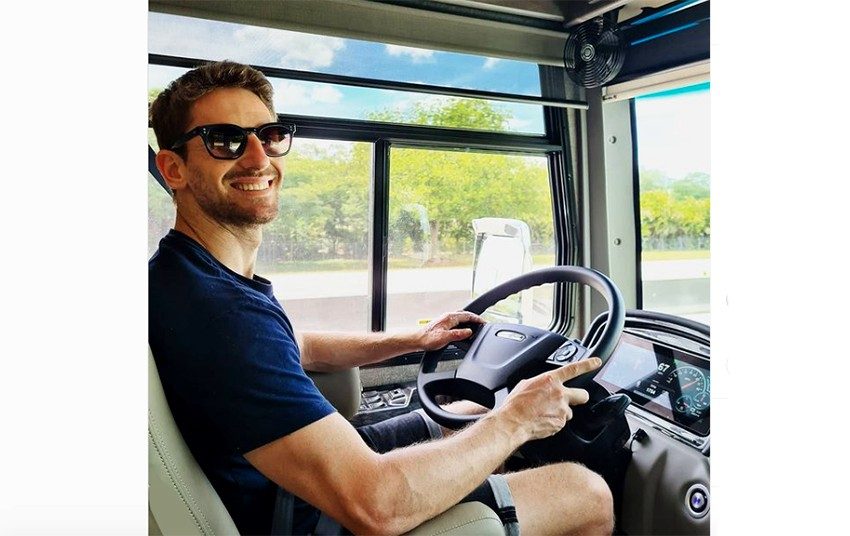 Le pilote automobile Romain Grosjean s'essaye au camping-car américain