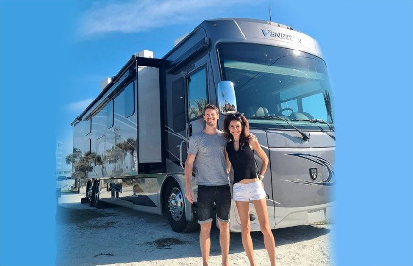 Le pilote automobile Romain Grosjean s'essaye au camping-car américain