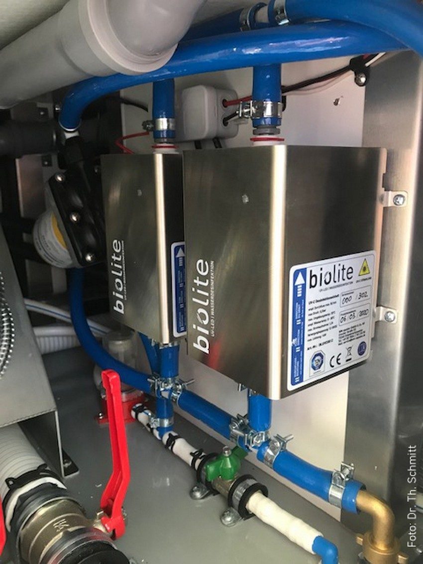 Le plaisir de prendre une douche comme à la maison ? Il y a même suffisamment d'espace dans le double-plancher du camping-car pour l'installation de 2 Biolite en parallèle. On assure ainsi le fonctionnement de la douche en récupérant l’eau de pluie.