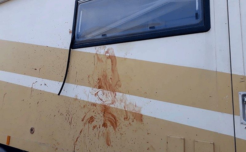 Le sang laissé sur la carrosserie montre la violence de l'attaque