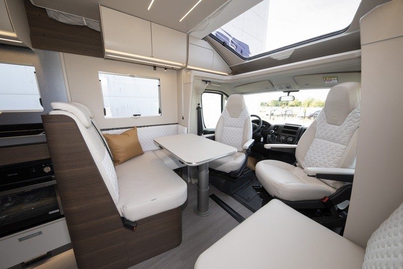 Le SC dispose d’une dînette classique avec banquette face route. Mais les designers d’Adria ont réussi à lui donner du caractère.