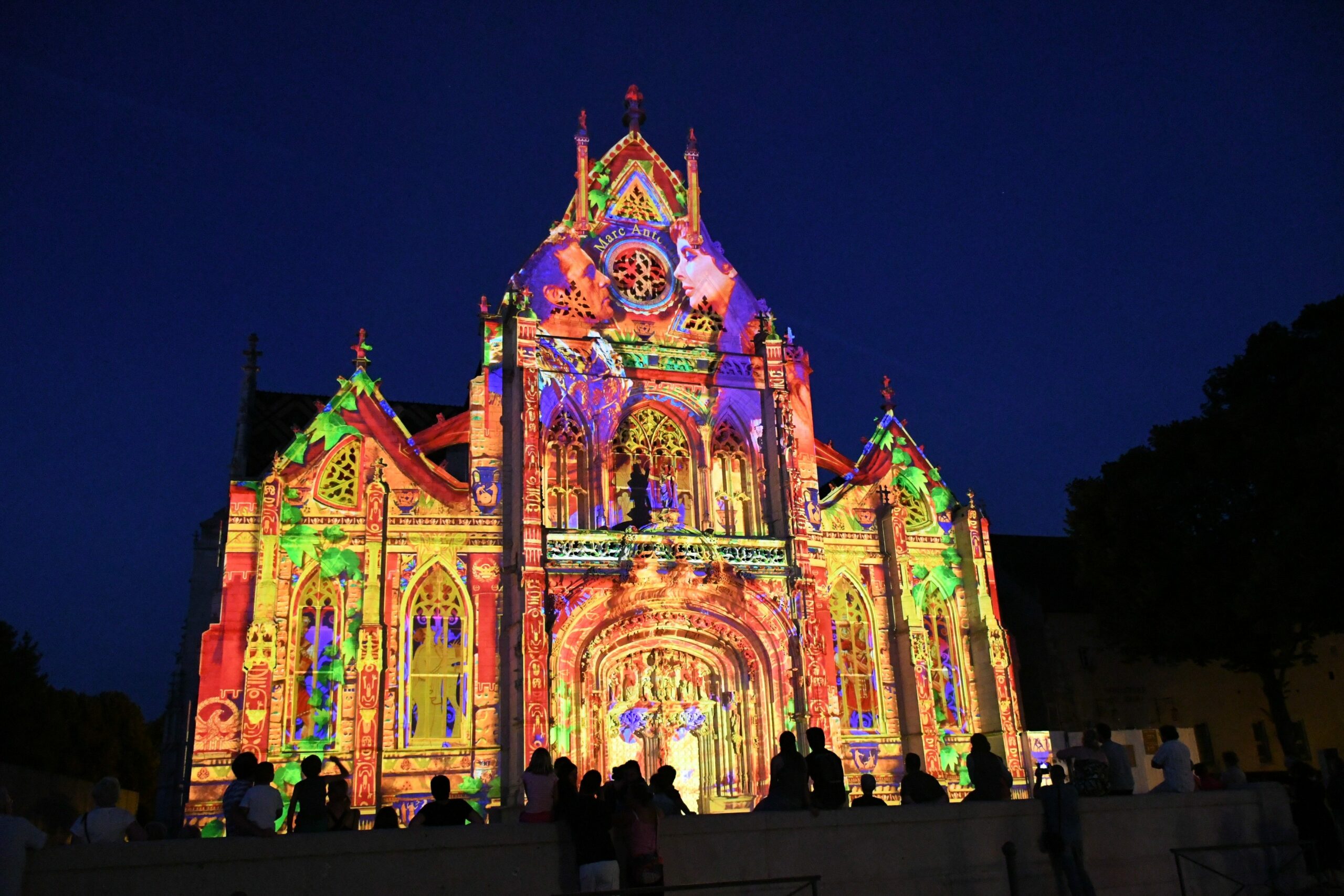 L'église du monastère de Brou, illuminé par les Couleurs de l'amour.