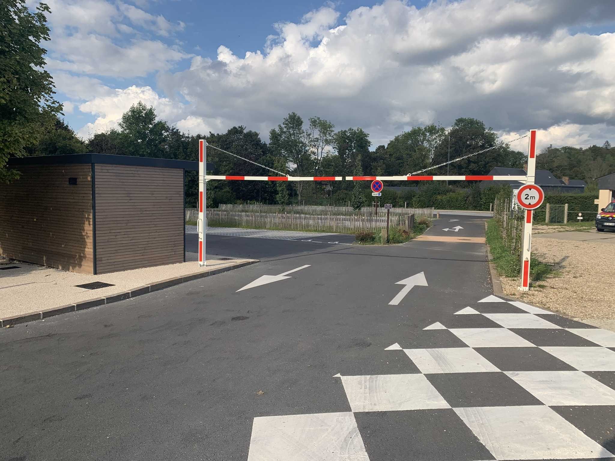 L'entrée du parking public pour les voitures et les motos est bloquée par une barre de hauteur qui empêche les camping-cars de s'y rendre.