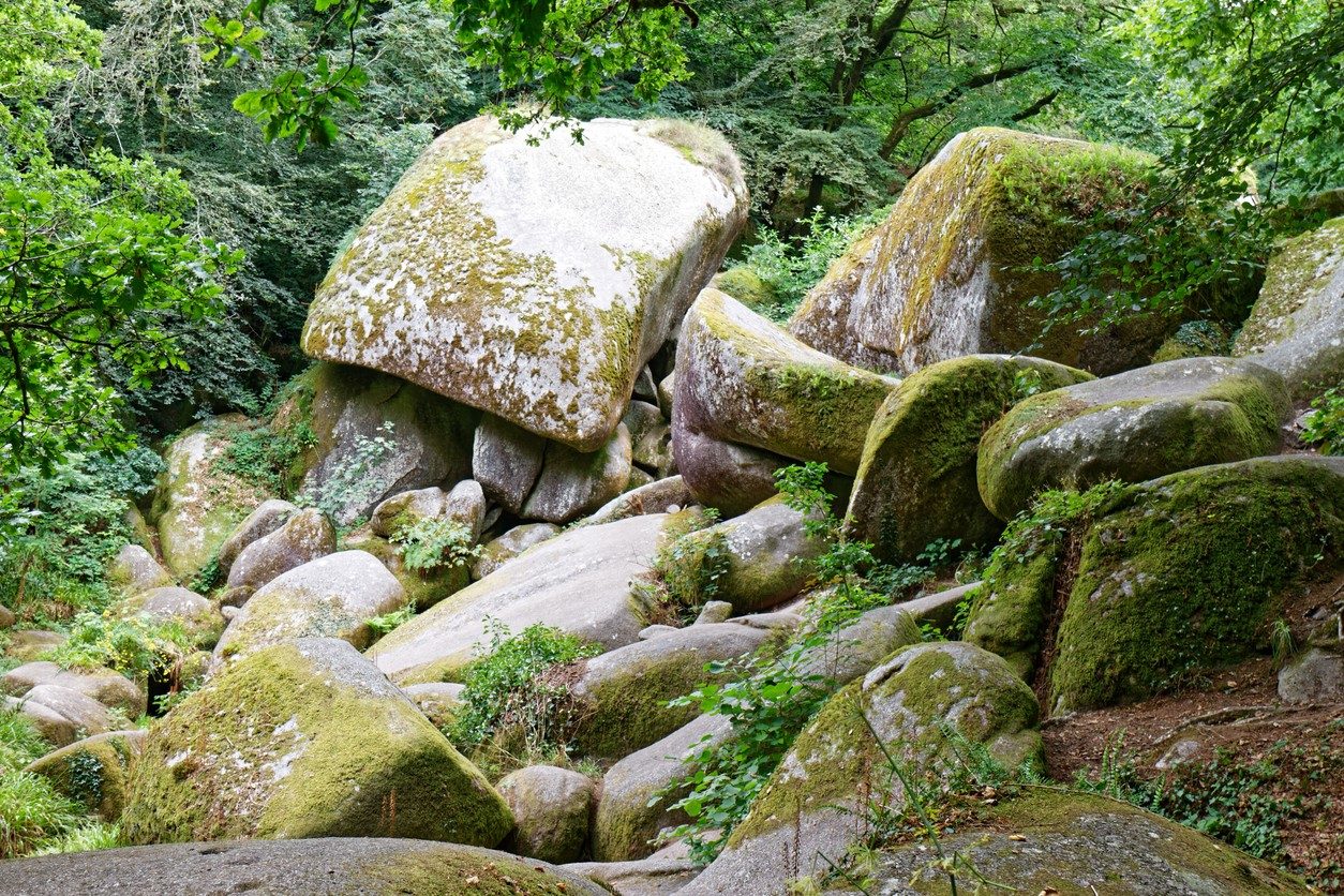 Les chaos de Huelgoat. Des amas de granit nichés au cœur d'une forêt légendaire.