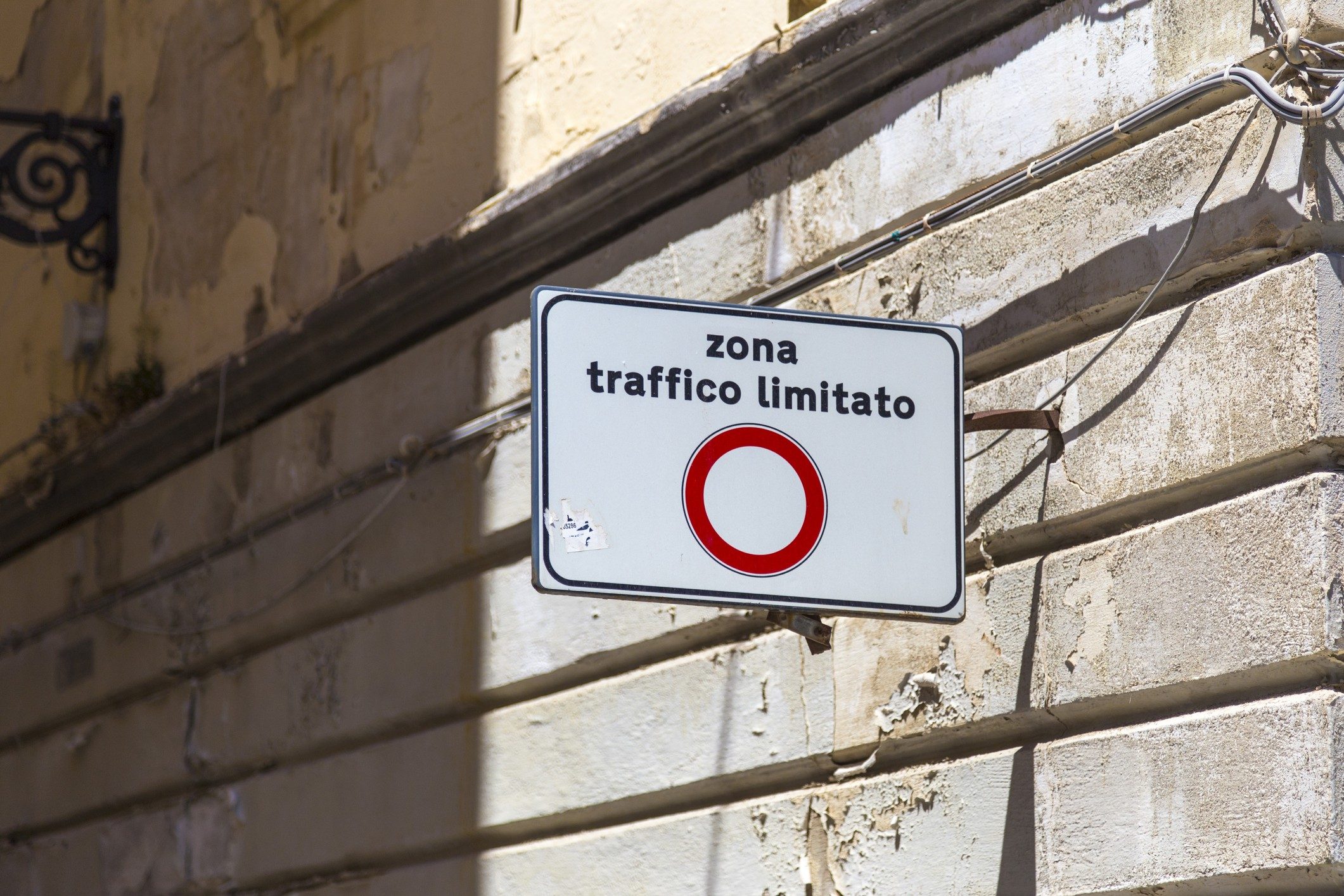 Les panneaux sont souvent en hauteur et toujours en italien. Difficile à voir !