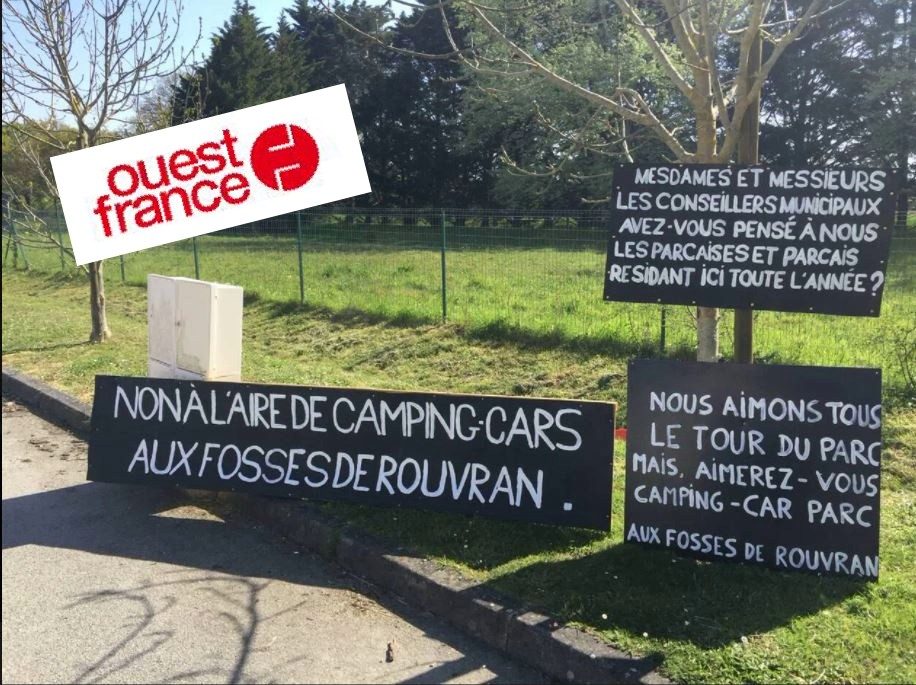 Les résidents du quartier du quartier des Fosses du Rouvran interpellent directement leurs élus sur des panneaux plantés devant le terrain où doit être construite l'aire de camping-cars.