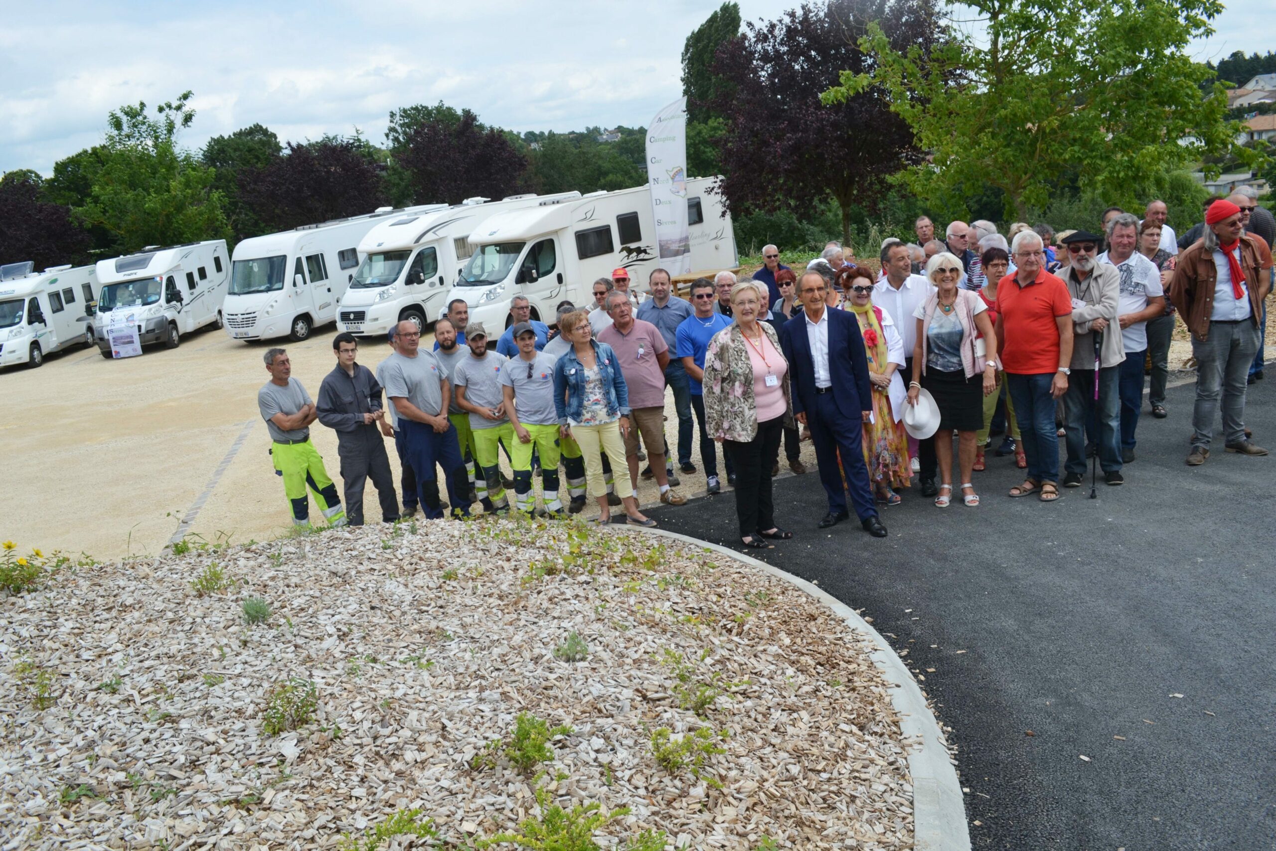 L'inauguration de la nouvelle aire de Thouars a eu lieu le 13 juin en présence du maire de la commune, Patrice Pineau et de la présidente du club camping-cars Nord Deux-Sèvres,Clairette Couturier.