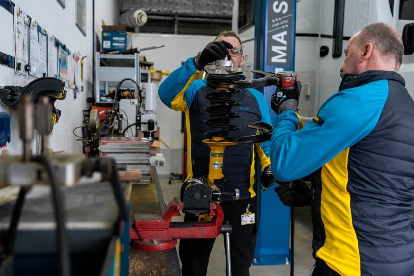 Montage d'un amortisseur Bilstein B6 Camper sur une jambe avant McPherson