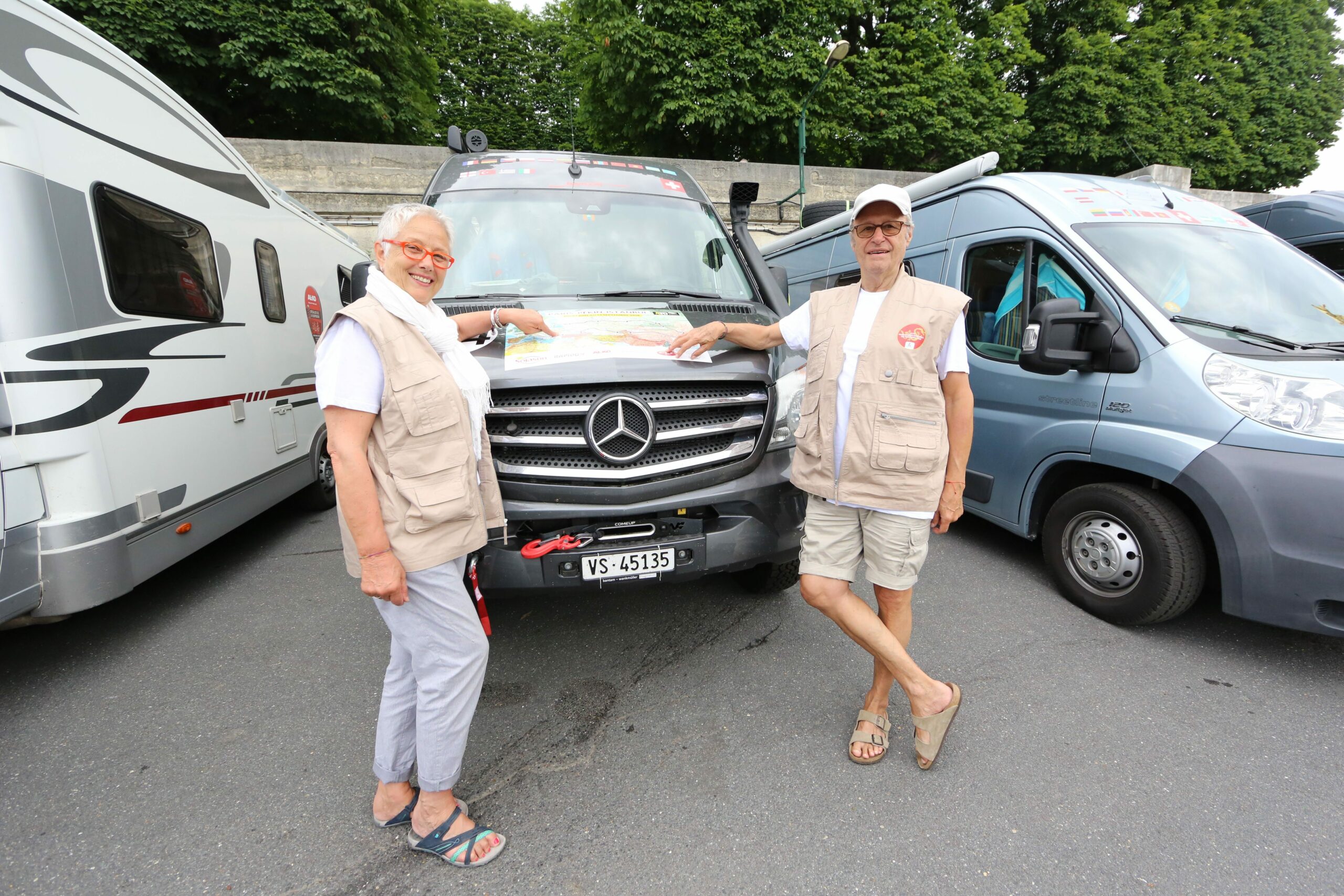 Myriam SCHNORHK et Armand OREILLER sont un couple de suisse qui réalise leur rêve de se rendre à Pékin, en camping-car.