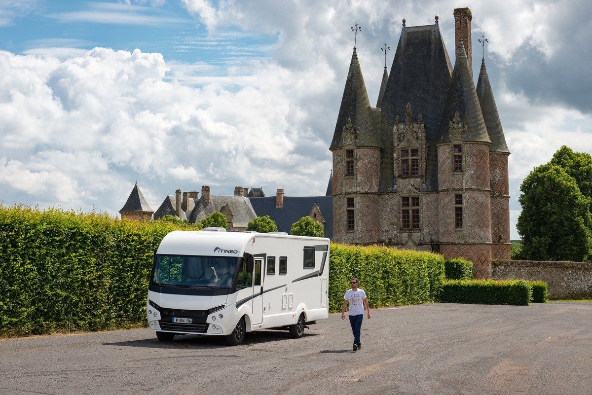 Petite pause devant le château de Carrouges.