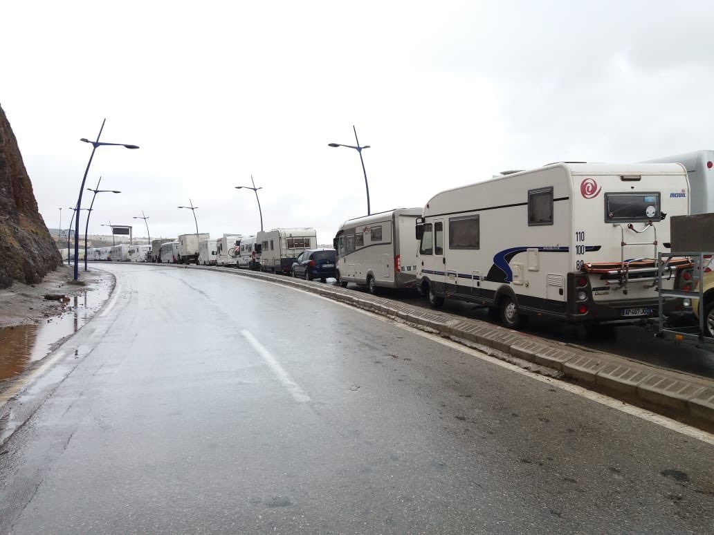 Plus de 2km de file d'attente hier soir pour embarquer à Ceuta.