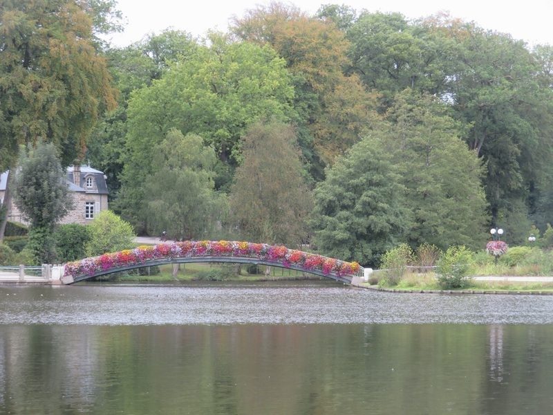 Pont fleuri enjambe le lac