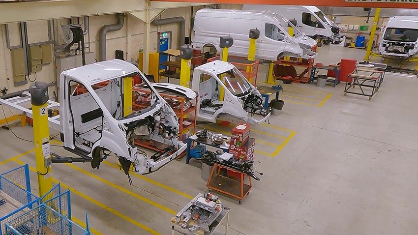 Préparation des Ford E-Transit avant leurs tests routiers longue durée