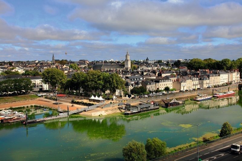 Quartier de la Doutre, rive droite de la Maine.