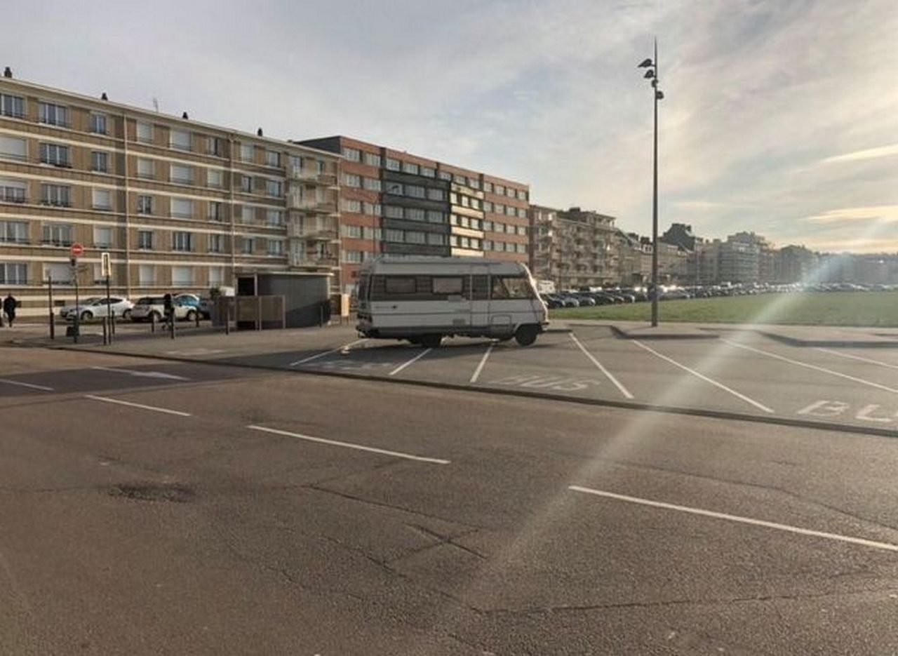 Se poser en travers des lignes matérialisant les emplacements dédiés aux cars est inadmissible