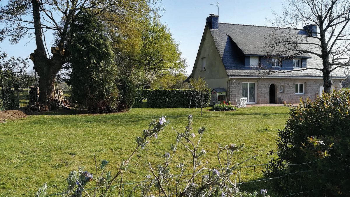 Stationnez sur un grand terrain de 2 000 m² non loin de la charmante maison