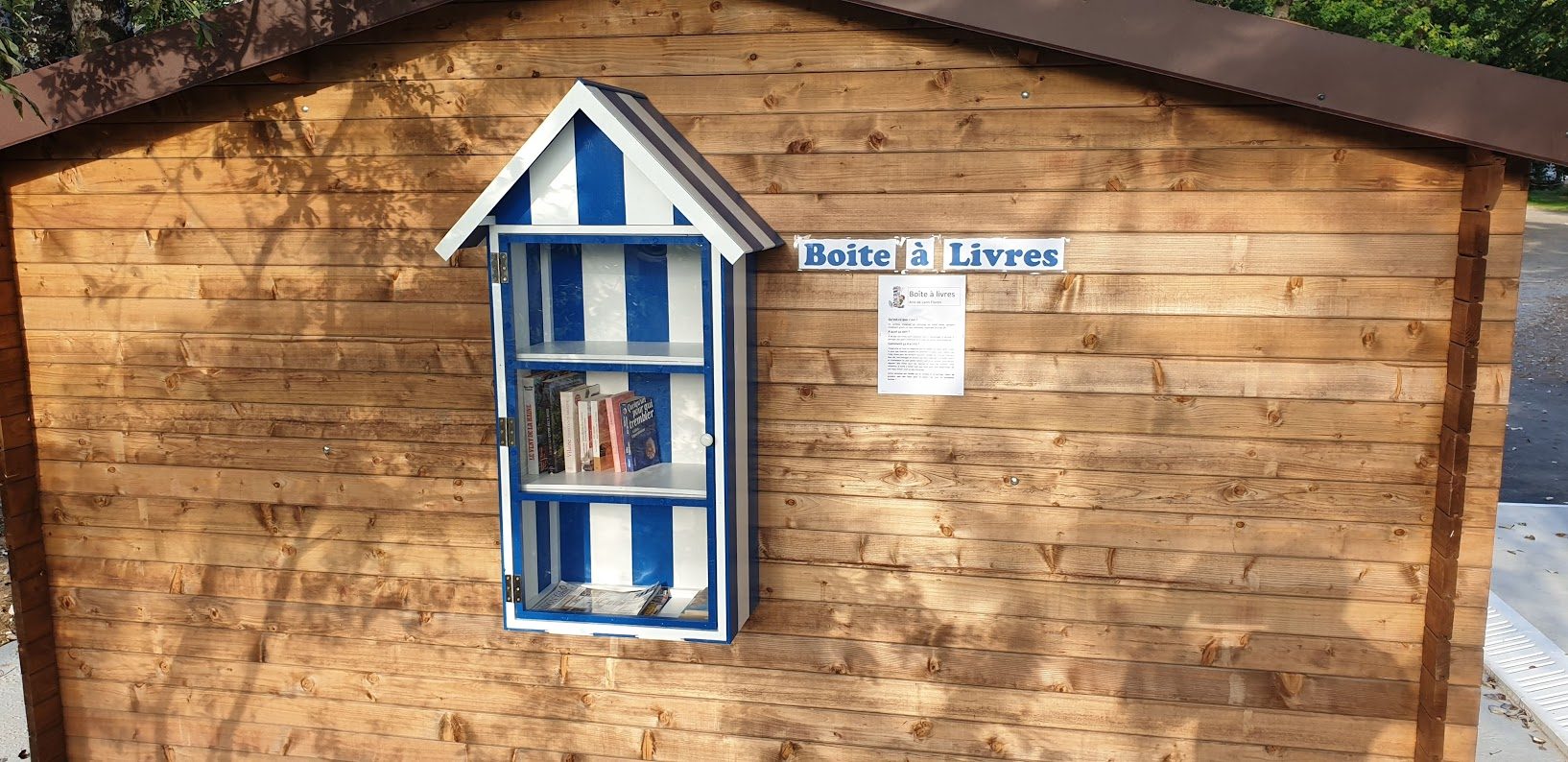 Une boîte à livres est à disposition des camping-caristes.