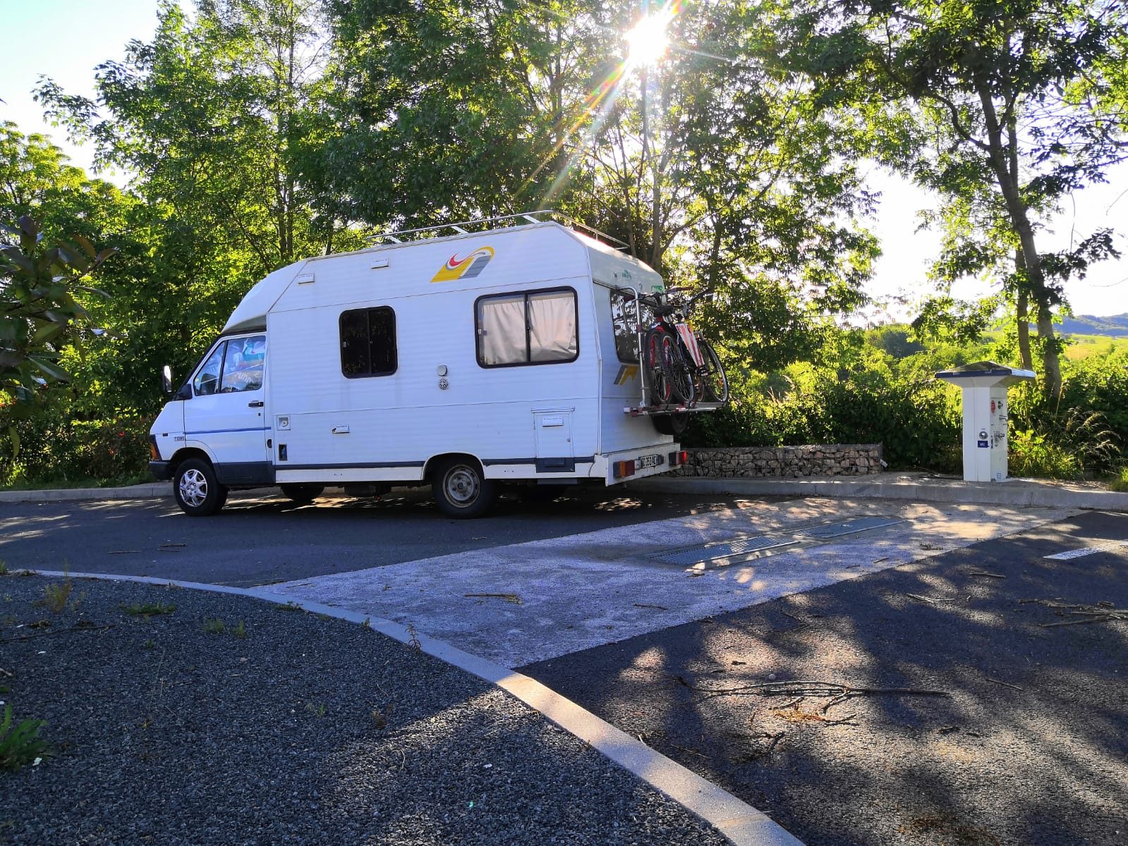 Une plateforme de vidange au sol et une borne pour les pleins d'eau et l'évacuation des cassettes WC, sont à disposition des camping-caristes.
