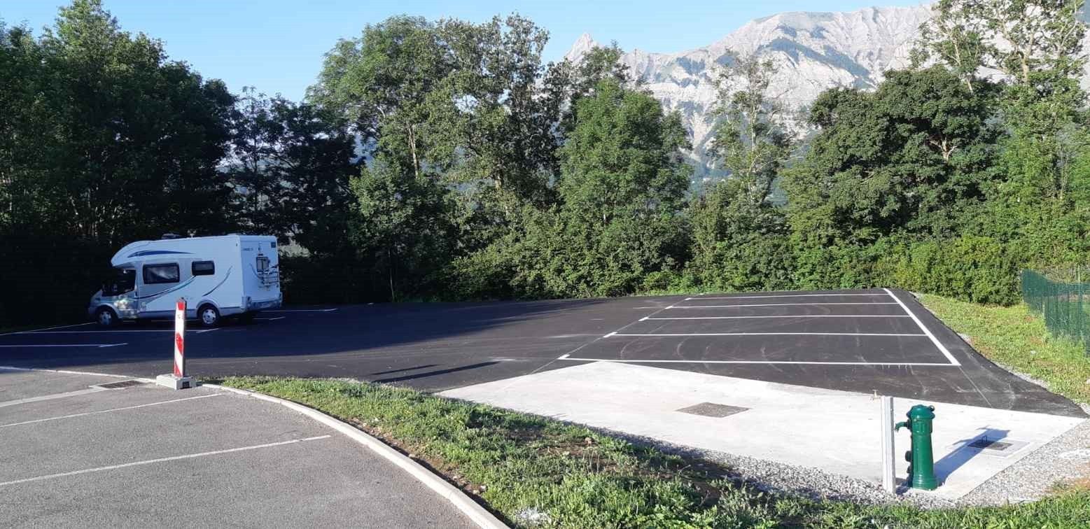 Une plateforme de vidanges et un point d'eau est à disposition des camping-cars. Stationnement et services sont gratuits.