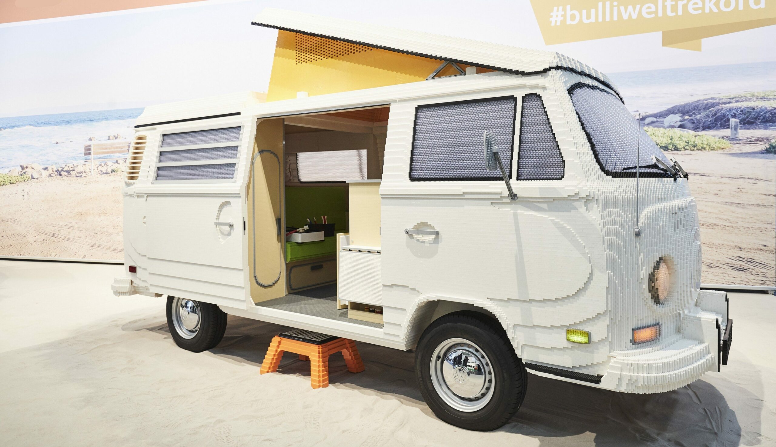Volkswagen T2 Camper réalisé en briques Lego