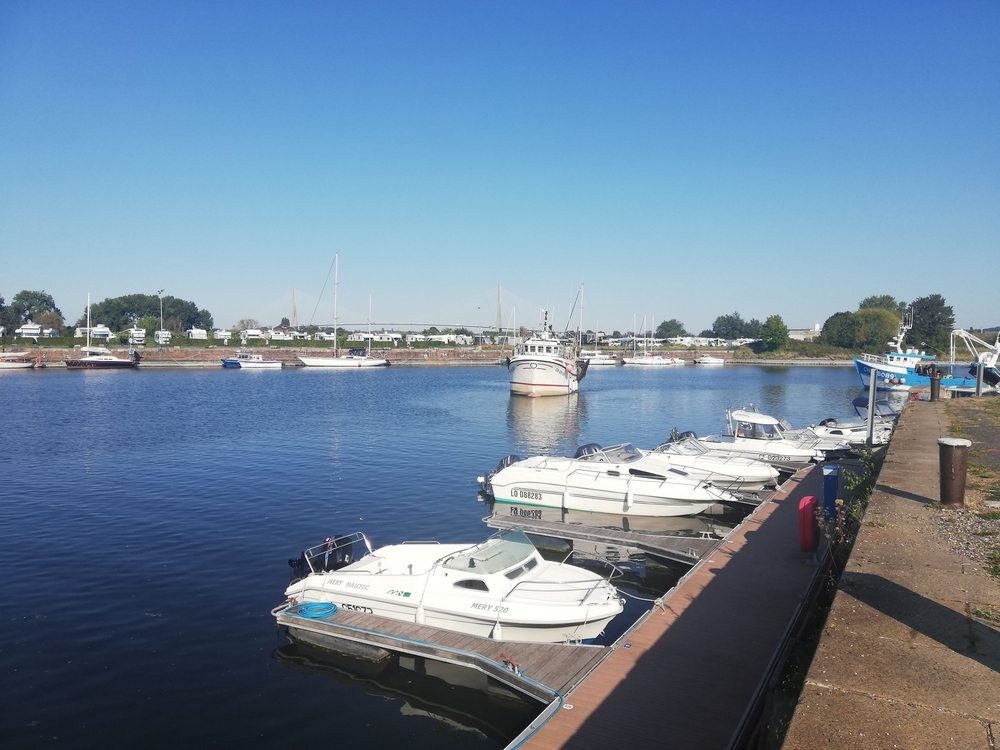Vue imprenable sur les bateaux amarrés.