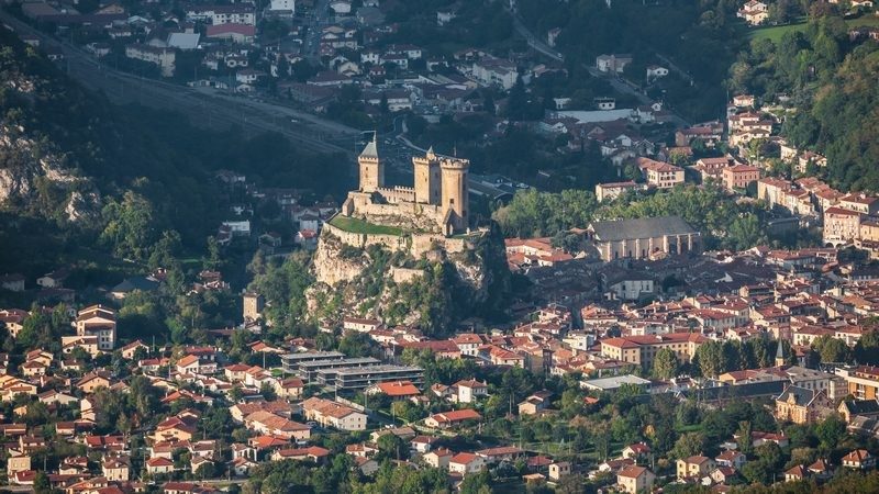 Vue plongeante sur Foix et son château