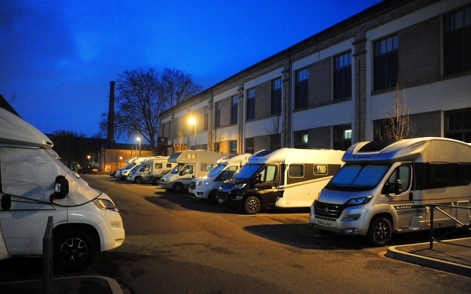 Le parking du centre de formation est pris d'assaut chaque soir.