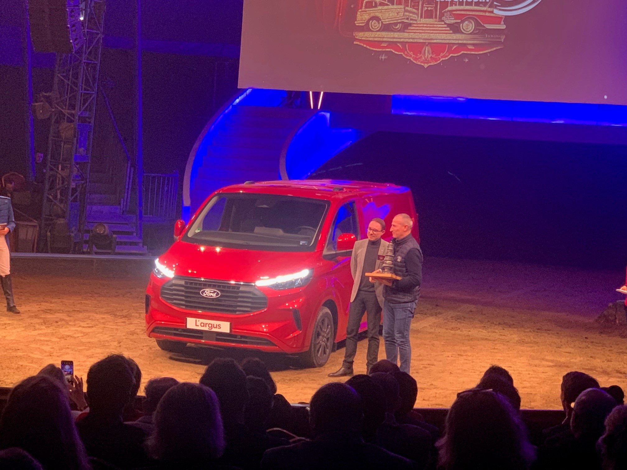 Patrick Bégaud, directeur de Ford Pro à droite, a reçu le prix de l'utilitaire de l'année 2024 des mains d’Olivier Brabant, expert valorisation et président du jury de l’élection. La cérémonie de remise des Trophées s’est tenue le 23 janvier 2024 aux Foli