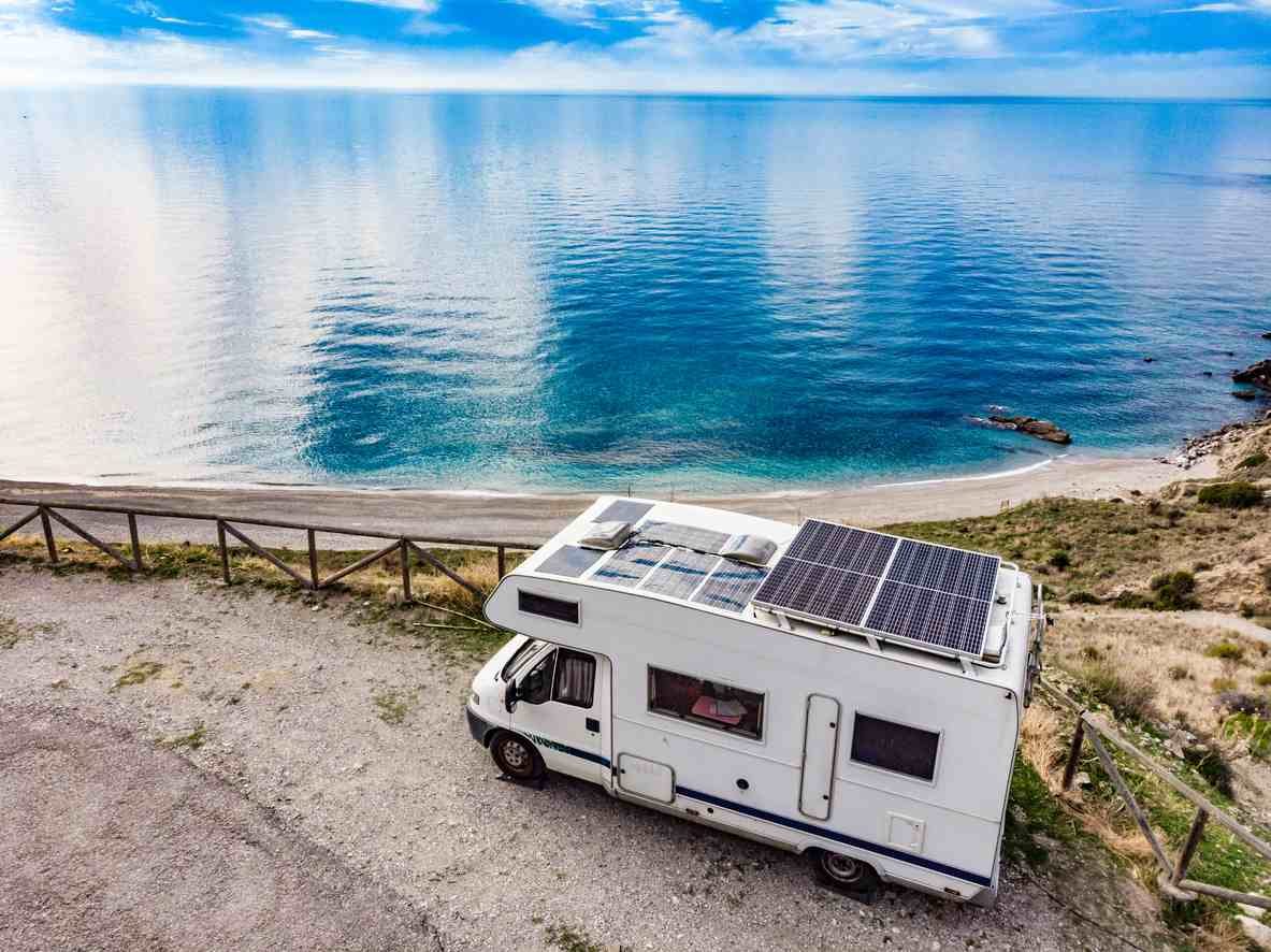 Des panneaux solaires installés sur le toit d'une capucine.