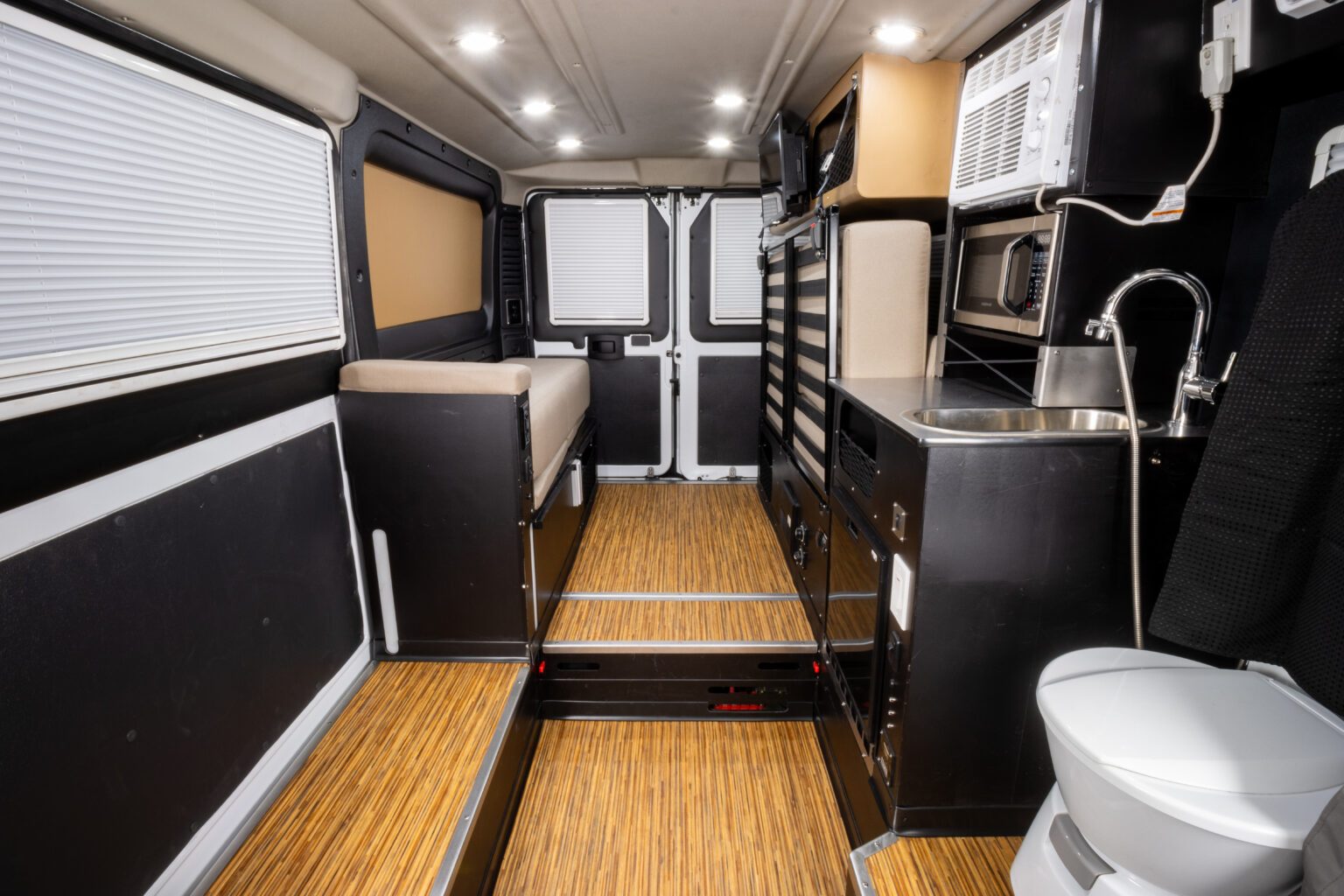 MaxVan Access : Le camping-car compact américain qui défie les ...