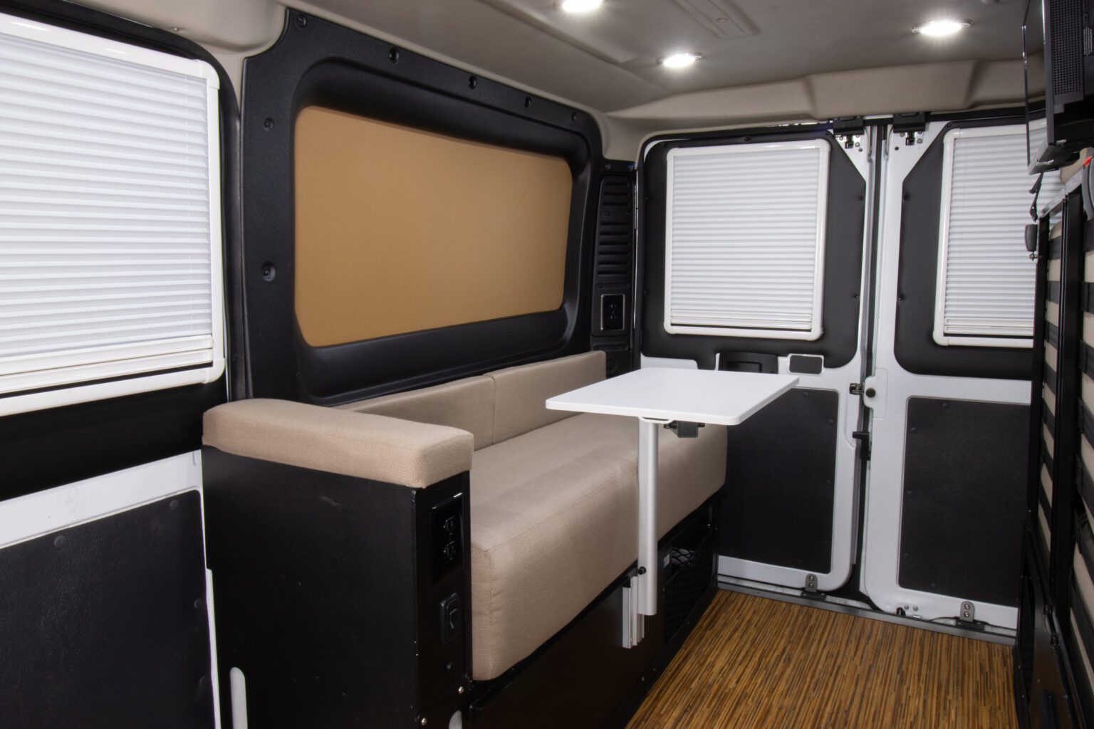 MaxVan Access : Le camping-car compact américain qui défie les ...