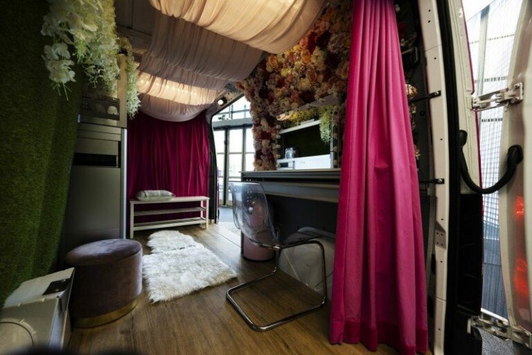 Mercedes célèbre les 30 ans de son Sprinter avec un aménagement en — free download