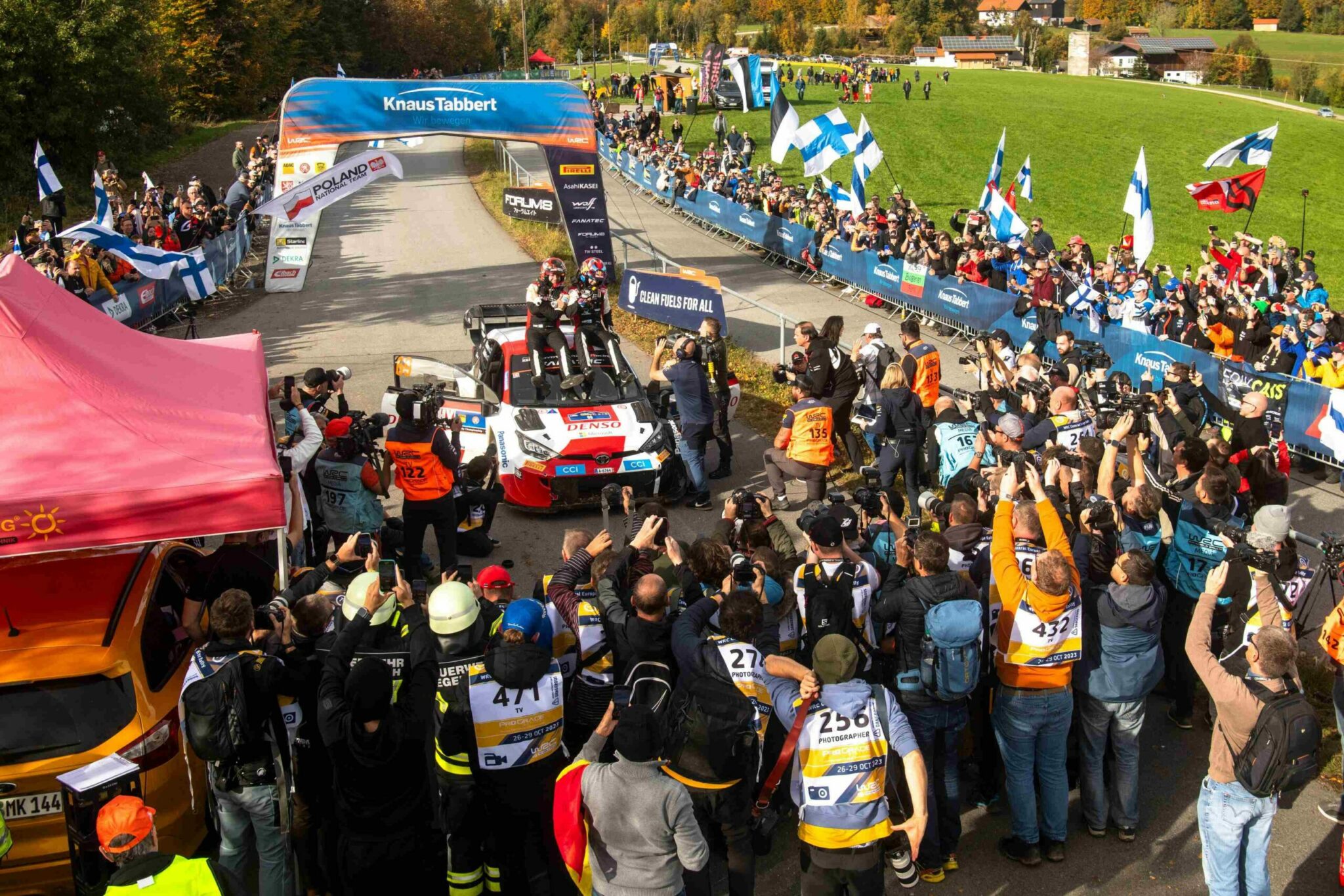 Kalle Rovanperä et son compatriote finlandais Jonne Halttunen aux championnats du monde de Rallyes 2023.
