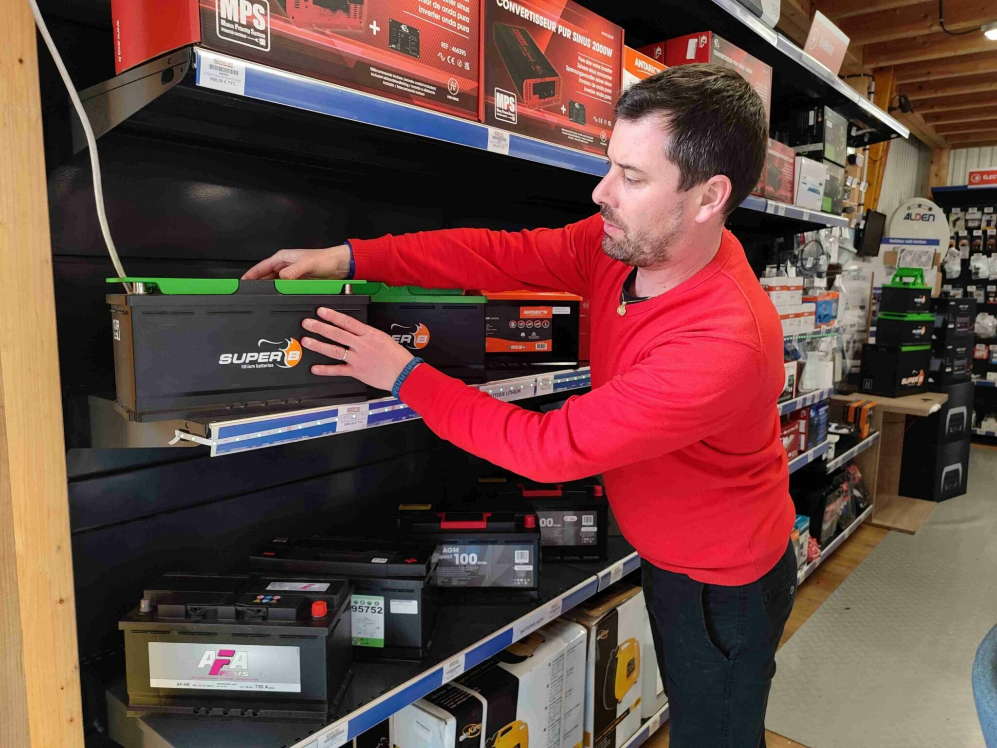 La sélection des batteries chez un concessionnaire.