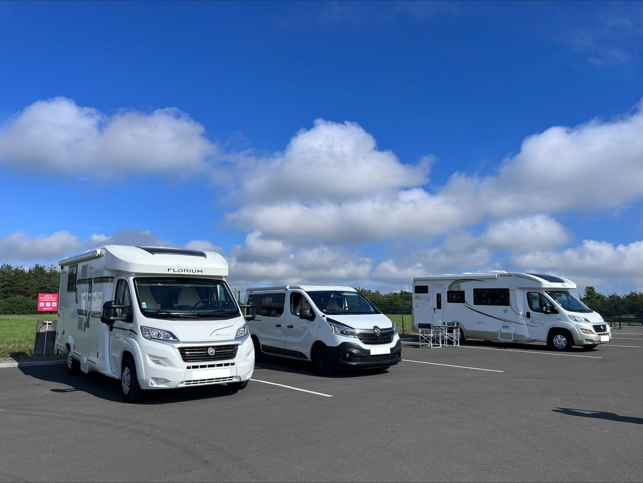 L'aire de camping-car gratuite de la concession Libertium Angers Sud à Beaulieu-sur-Layon (49).