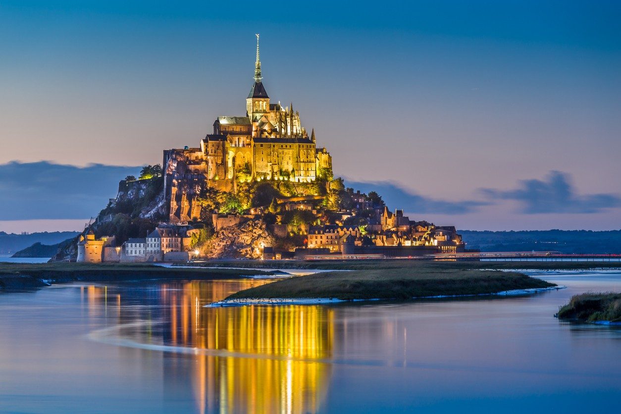 Le Mont-Saint-Michel quand la nuit tombe.