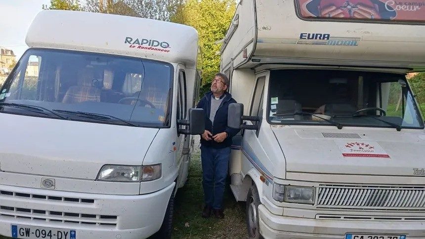 Le nouveau et l'ancien camping-car du prêtre.