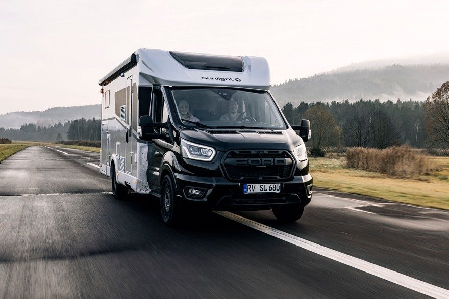 Les profilés Sunlight sur Ford sont reconnaissables à leur cabine noire et leur calandre.