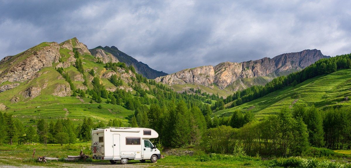 Un bivouac en forêt. Sur cette image, le camping-cariste est en stationnement et non en camping.
