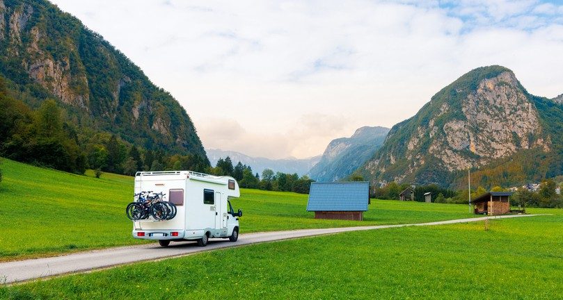 Un camping-car à la montagne.