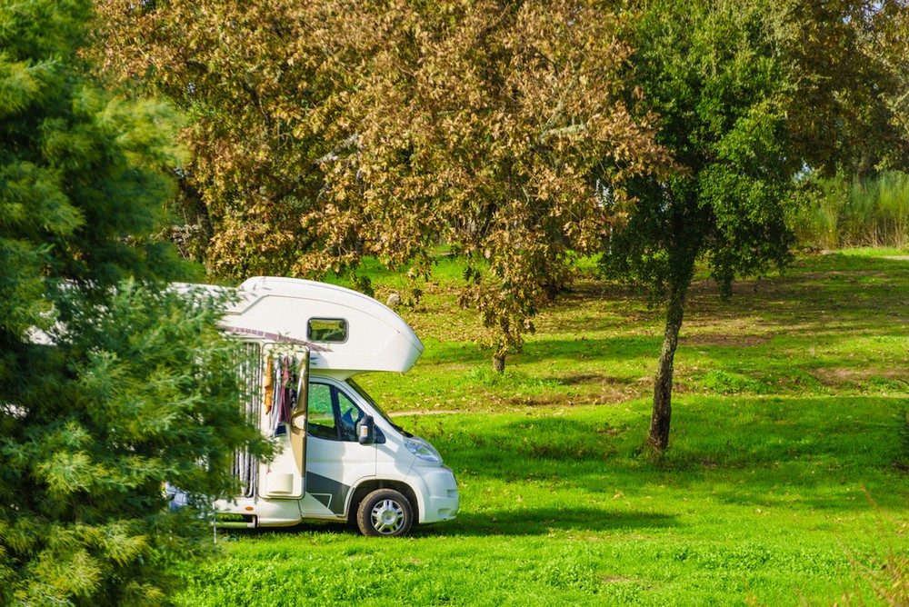 Un camping-car dans la nature.