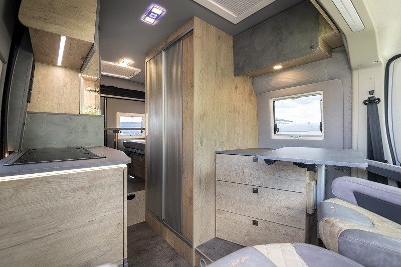 Un meuble de rangement prend la place de la banquette.
